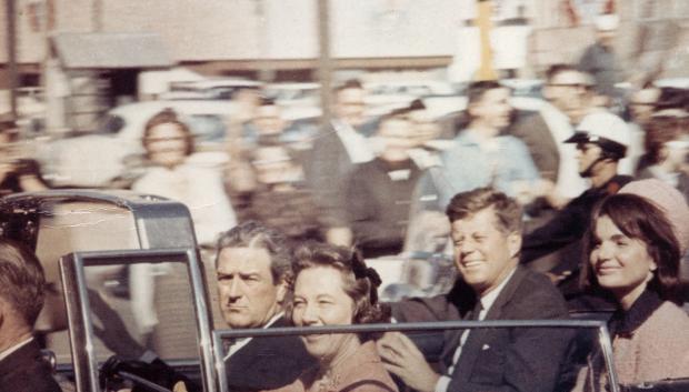 El gobernador John Connally, Nellie Connally, el presidente John F. Kennedy y Jacqueline Kennedy en la limusina presidencial, Dallas, 22 de noviembre de 1963